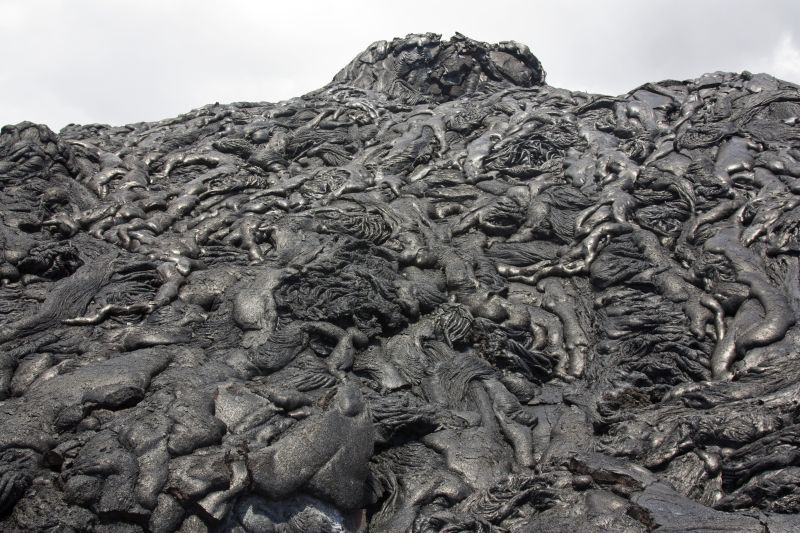 How Does a Pahoehoe Lava Flow Form and Transition?