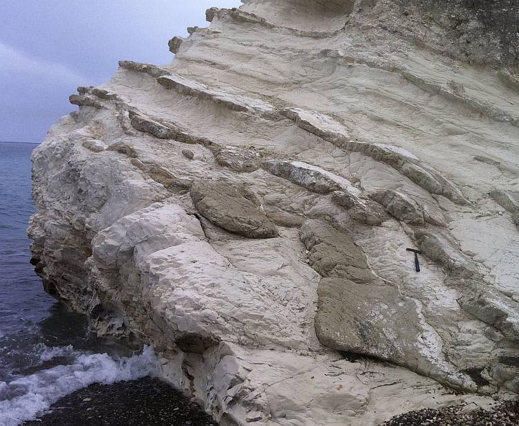 An outcrop of bedded chert and chalk