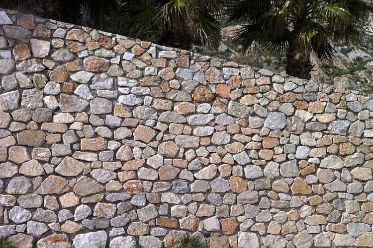 Quartzite in wall