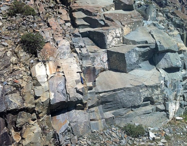 Sheeted dikes